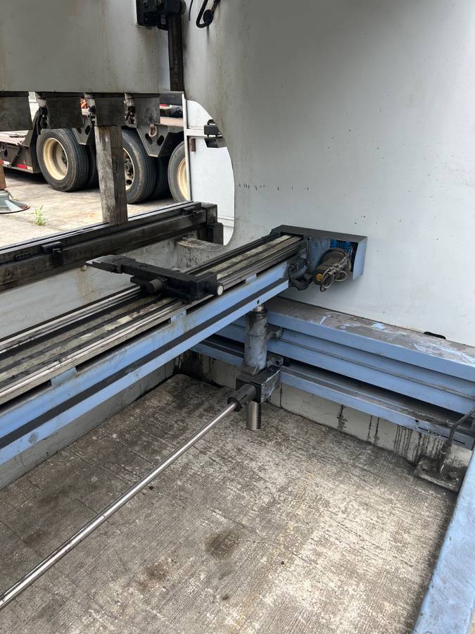 242 Ton, Ermak #AP, CNC press brake, 12' overall, 1272" between housing, 4-axis CNC backgauge, 25 HP, ER90-3D - Image 4