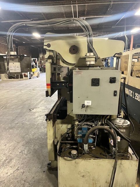 60 Ton, Accurpress #7606, hydraulic press brake, 6' overall, 52" between housing, 8" stroke, 8" throat, CNC - Image 3