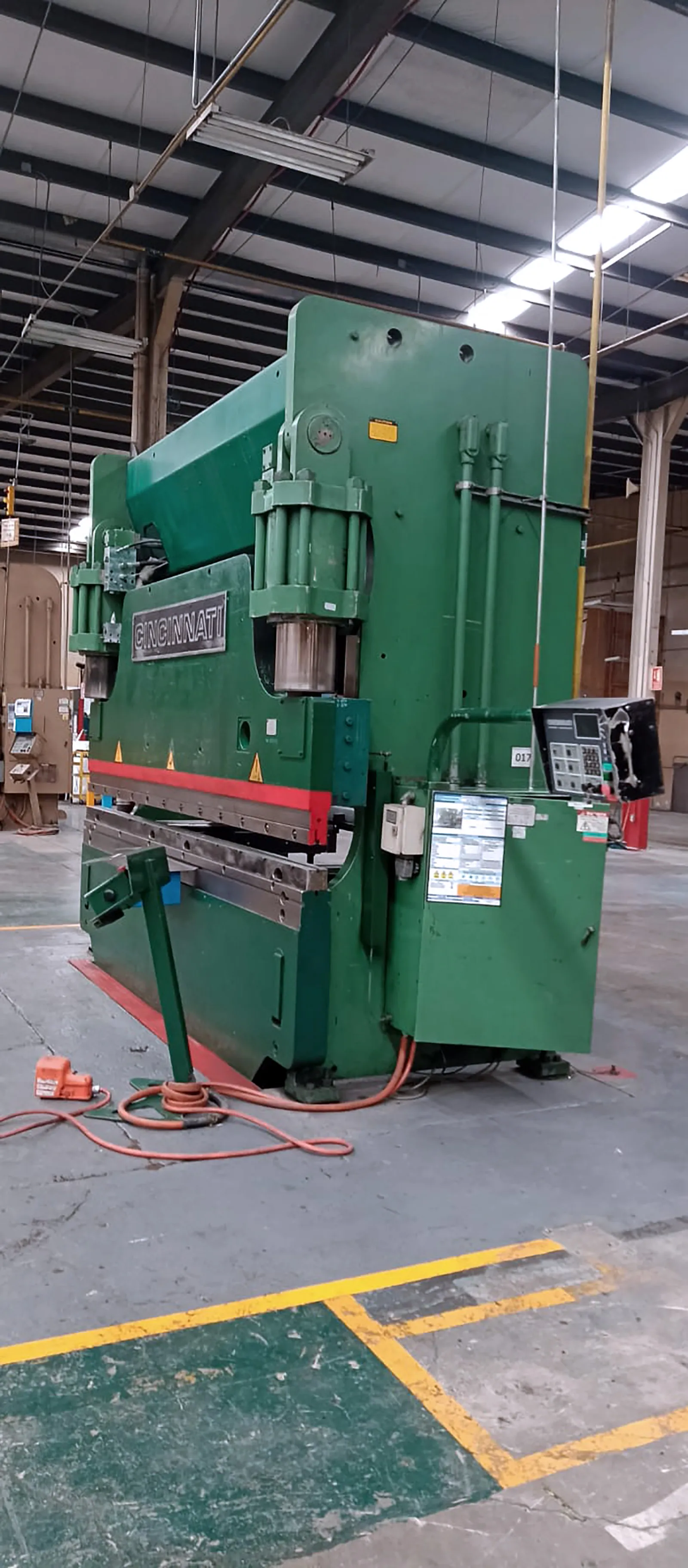 350 Ton, Cincinnati #350CBII, CNC press brake, 10' overall, 10" stroke, Cincinnati CNC control - Image 2