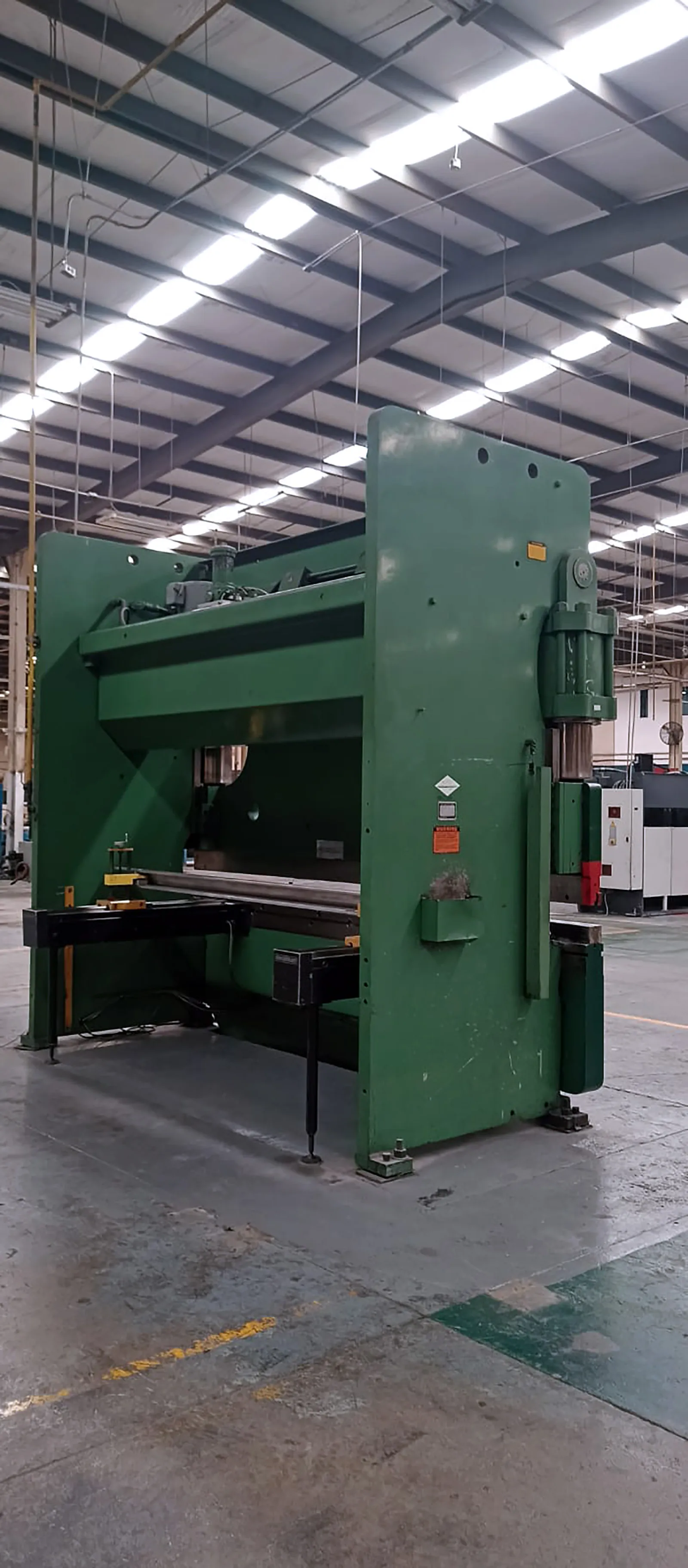 350 Ton, Cincinnati #350CBII, CNC press brake, 10' overall, 10" stroke, Cincinnati CNC control - Image 3