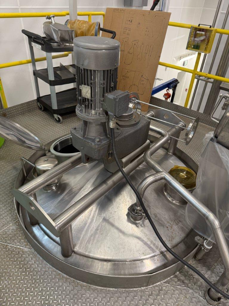 900 gallon Qualtech, Stainless Steel Jacketed Mix Tank, cone top & bottom, top-mounted agitator, 70 psig - Image 2