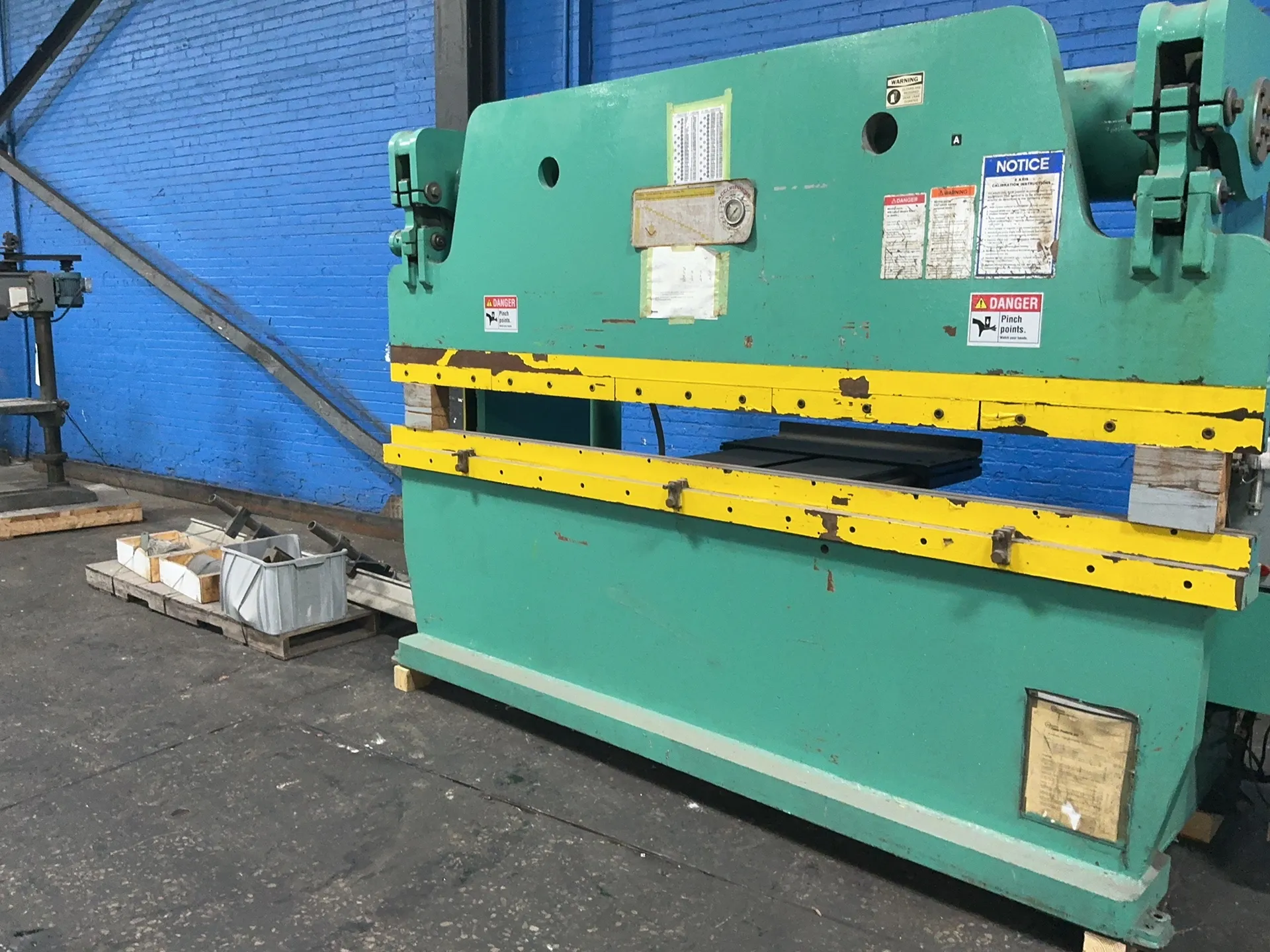 130 Ton, Accurpress #713010, Hydraulic Press Brake, 10' overall, Foot Switch, 20 HP, 1985 - Image 1