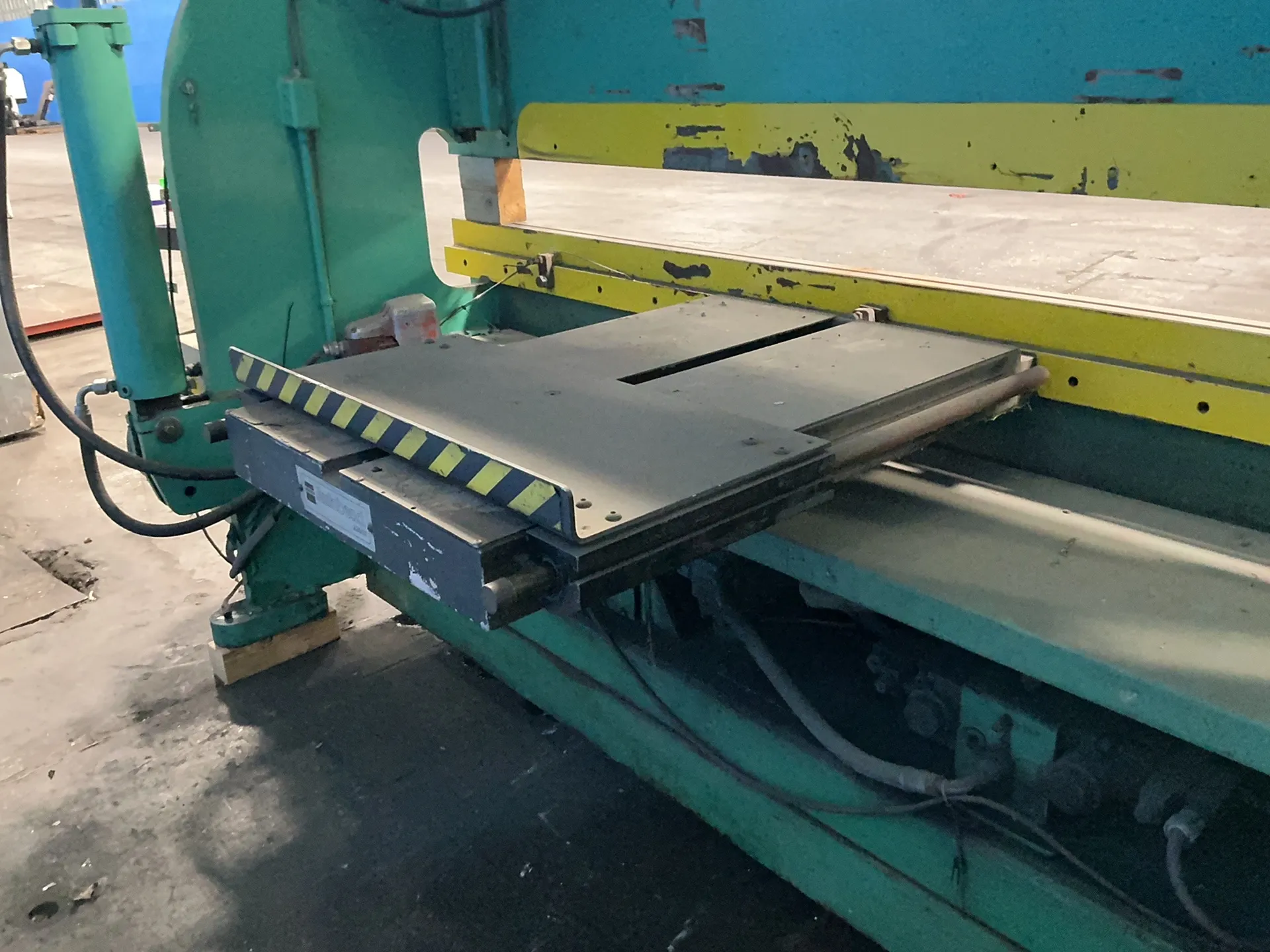 130 Ton, Accurpress #713010, Hydraulic Press Brake, 10' overall, Foot Switch, 20 HP, 1985 - Image 2