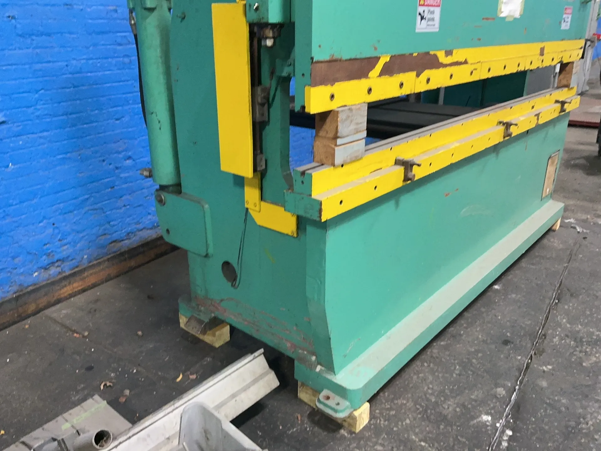 130 Ton, Accurpress #713010, Hydraulic Press Brake, 10' overall, Foot Switch, 20 HP, 1985 - Image 3