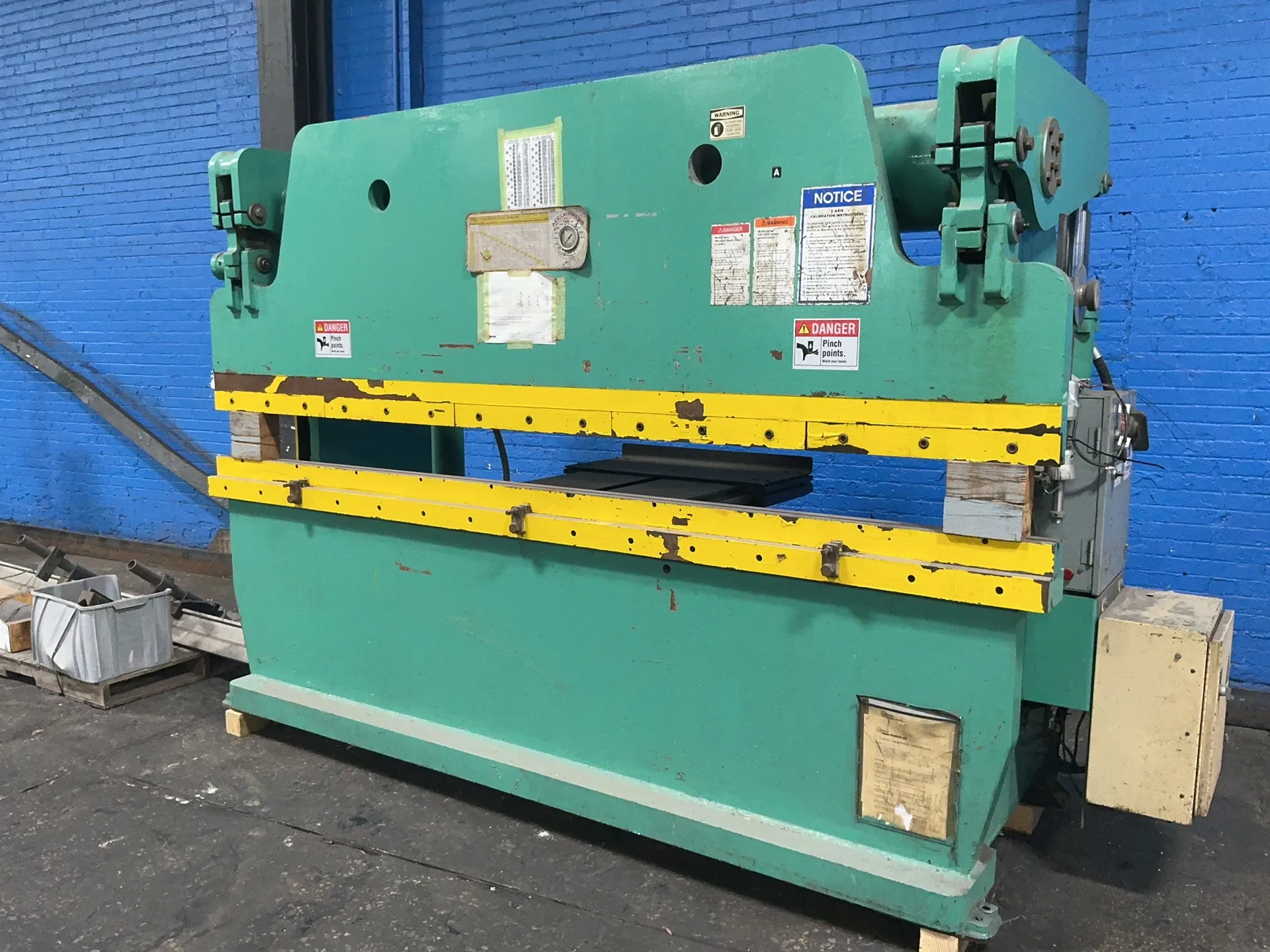 130 Ton, Accurpress #713010, Hydraulic Press Brake, 10' overall, Foot Switch, 20 HP, 1985 - Image 4