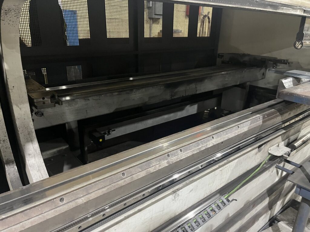150 Ton, LVD #PPEB-135/30, 7-Axis CNC hydraulic press brake, 10' overall, 102" between housing, 7.9" stroke - Image 2