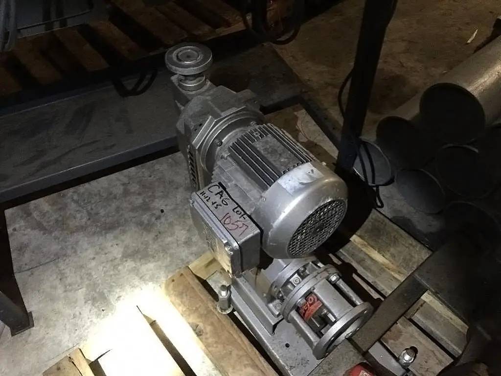 2 HP, 1720 RPM, SEW-Eurodrive #R43F, vari-drive gear reducer w/ motor, 45/94 RPM output, TEFC, 3 phase, 60 Hz. - Image 3