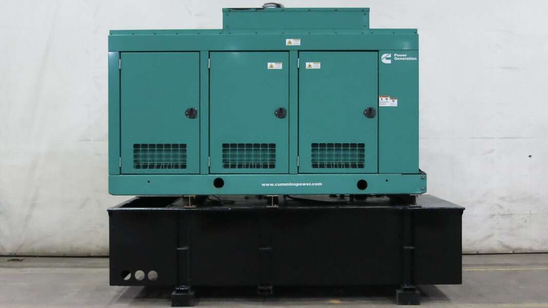 300 KW Cummins #DQHAB, diesel generator set, 120/208 Volts, 570 hours, 470 HP @ 1800 RPM, QSM11-G4 engine - Image 1