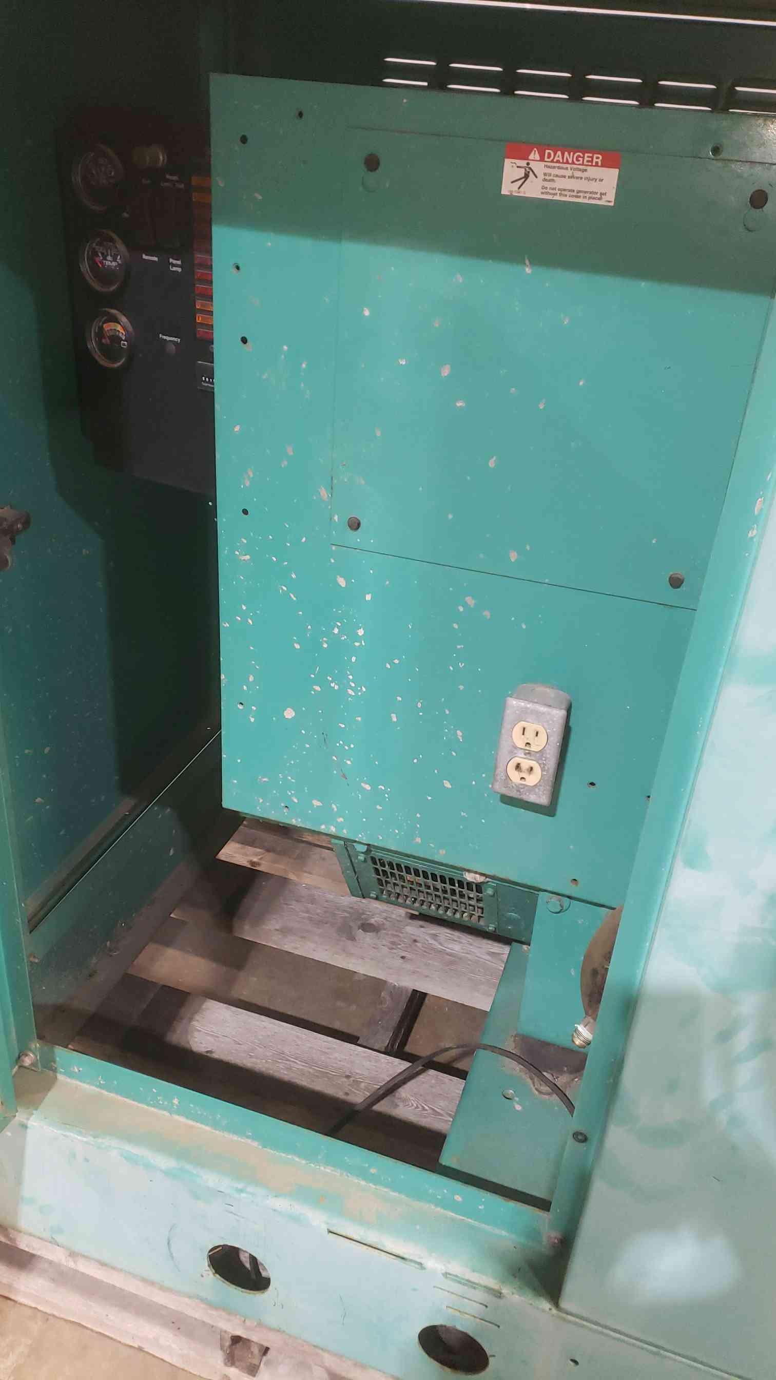 35 KW Cummins Onan #35GGFD, Natural Gas / LP Generator Set, Ford Engine, 1 phase, 3 phase, 879 hours - Image 8