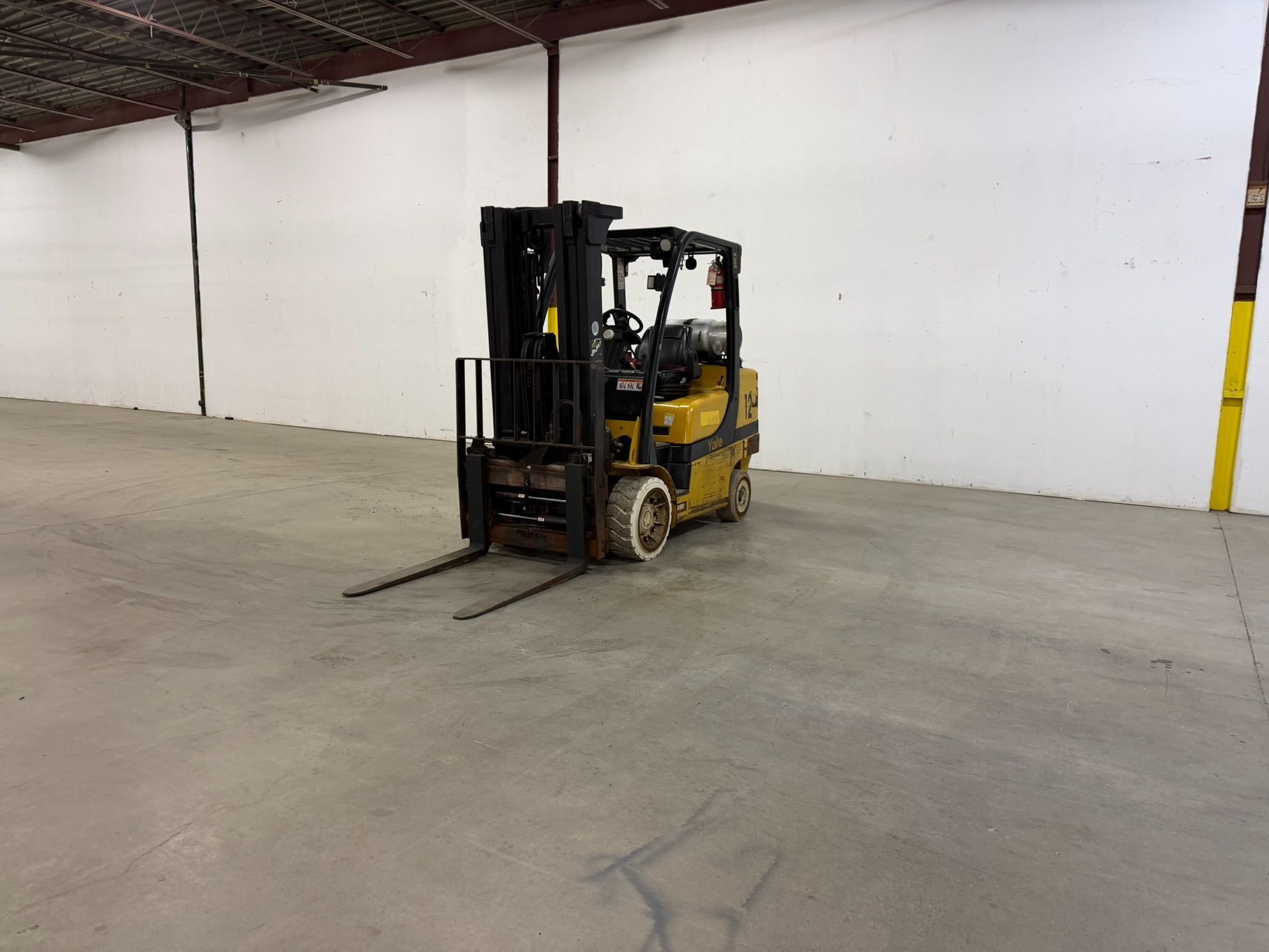 8000 lb. Yale #GLC080VXNGSE088, LPG forklift, 3-stage, 186" lift height, side shift, fork positioner, 2019 - Image 2