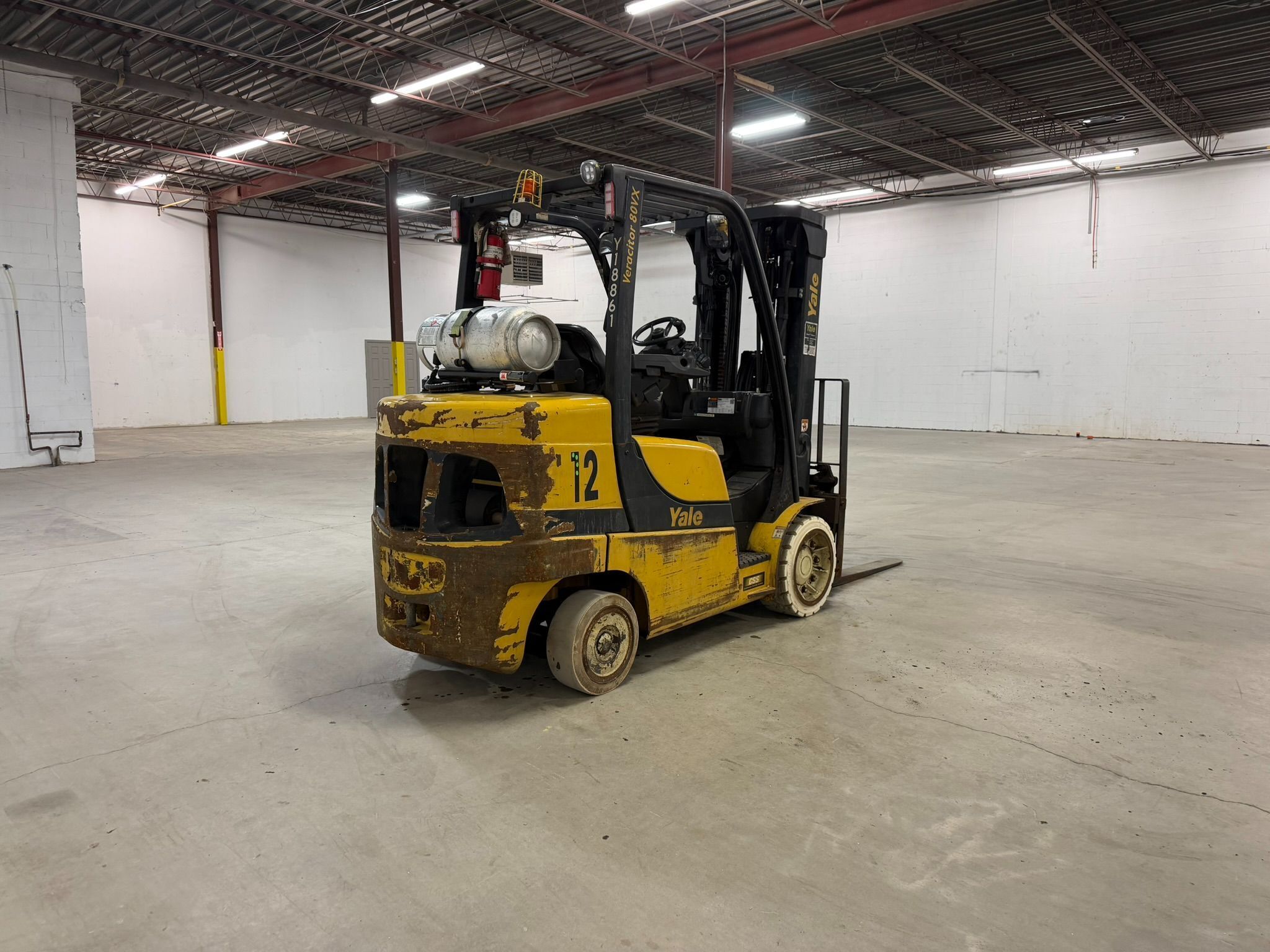 8000 lb. Yale #GLC080VXNGSE088, LPG forklift, 3-stage, 186" lift height, side shift, fork positioner, 2019 - Image 5