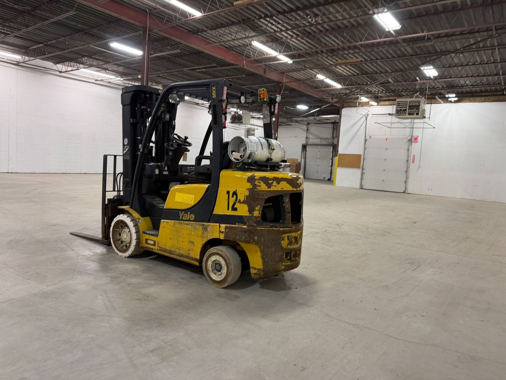 8000 lb. Yale #GLC080VXNGSE088, LPG forklift, 3-stage, 186" lift height, side shift, fork positioner, 2019 - Image 7
