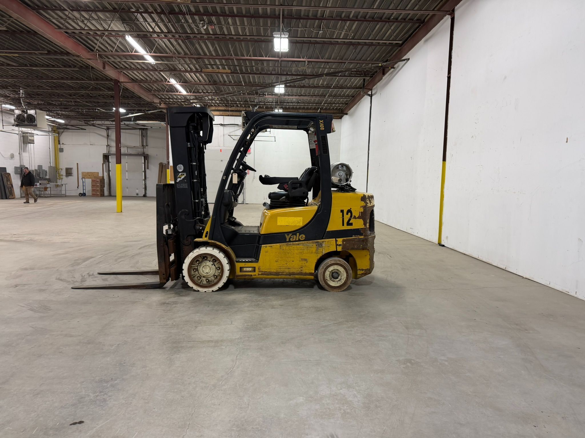 8000 lb. Yale #GLC080VXNGSE088, LPG forklift, 3-stage, 186" lift height, side shift, fork positioner, 2019 - Image 8