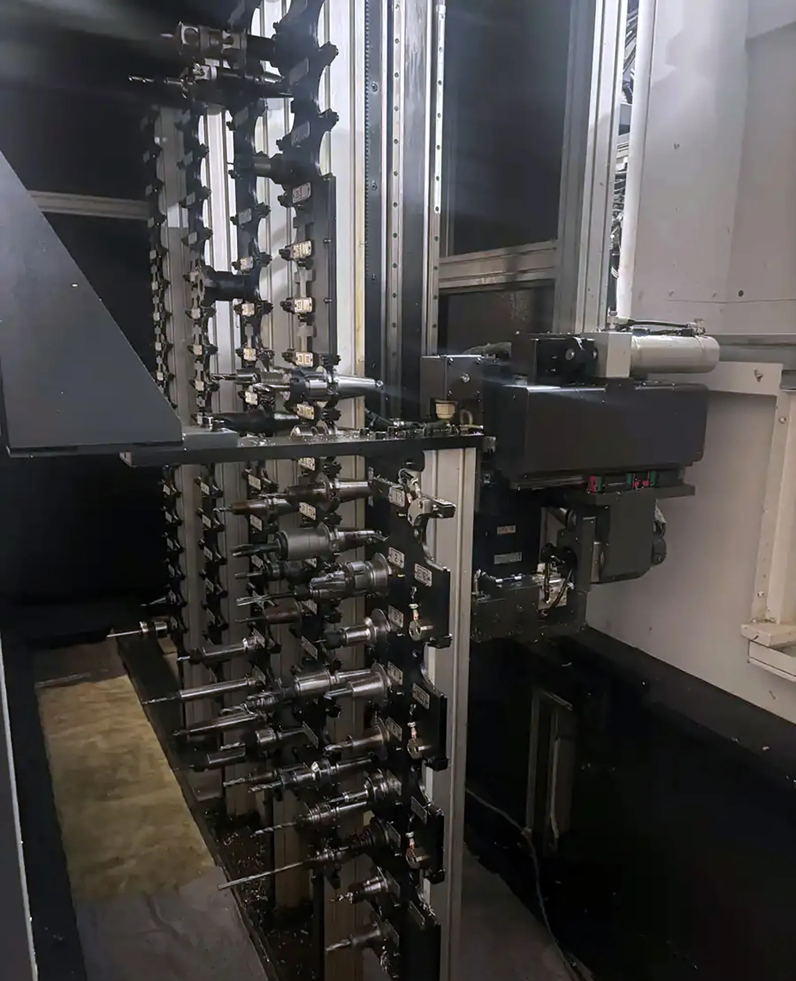 Okuma #MB-4000, CNC horizontal machining center, 146 automatic tool changer, 22" X, 22" Y, 24.6" Z, 15000 - Image 3