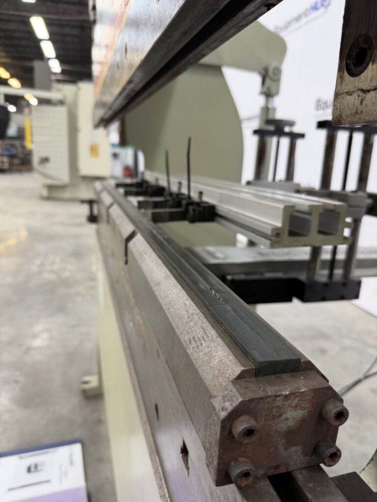 30 Ton, Accurpress #7305, CNC hydraulic press brake, 5' overall, 52" between housing, 6" stroke, 5 HP, 1996 - Image 7