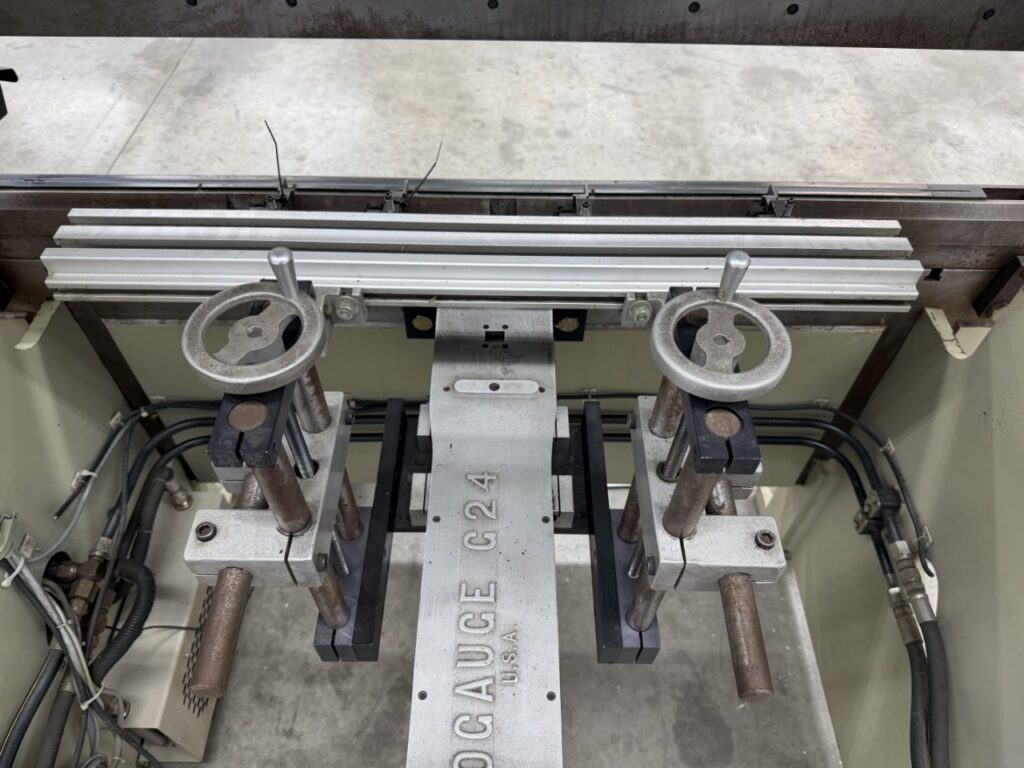 30 Ton, Accurpress #7305, CNC hydraulic press brake, 5' overall, 52" between housing, 6" stroke, 5 HP, 1996 - Image 10