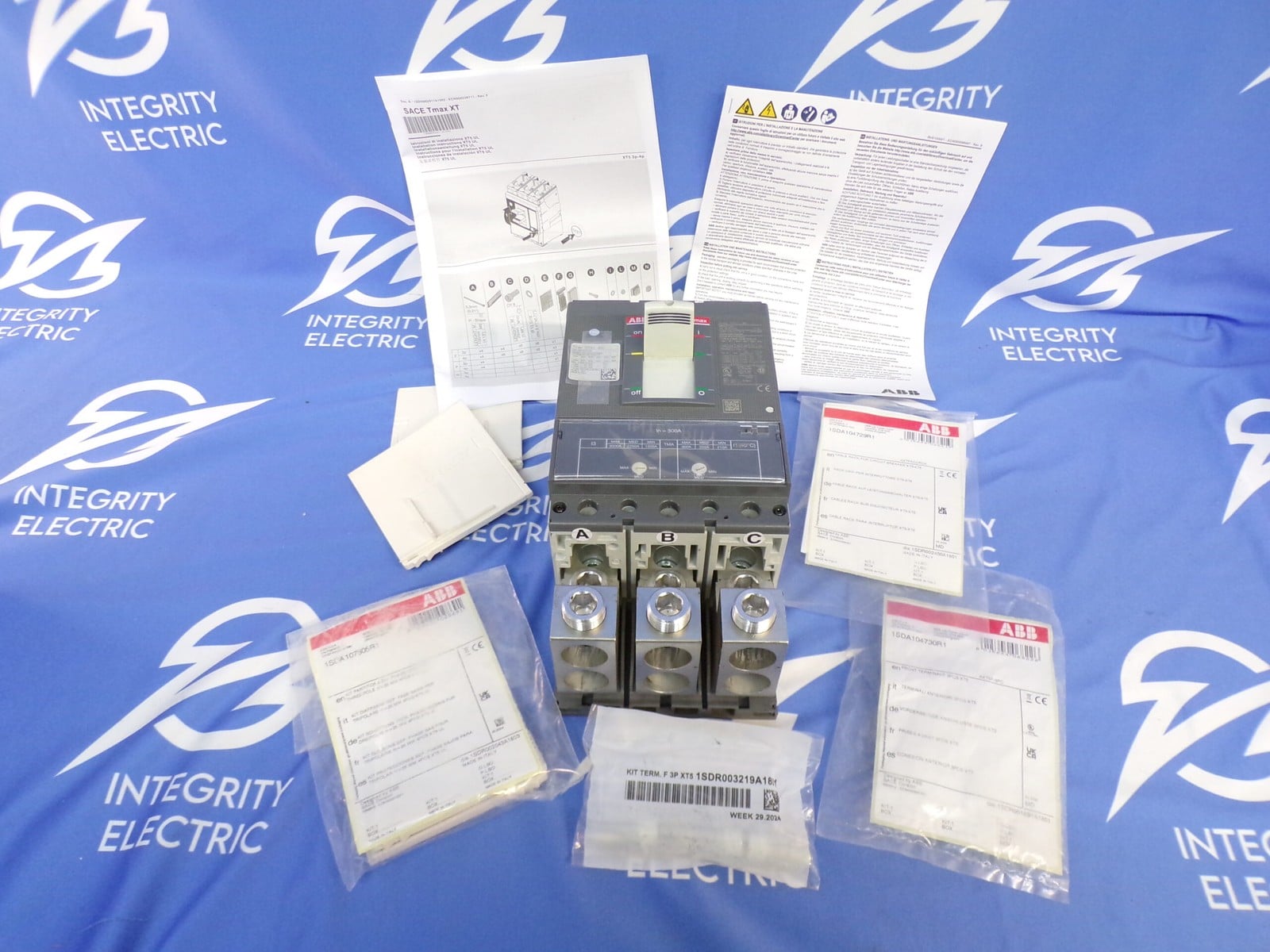 300 Amps, ABB #XT5HU330SBY000XXX, SACE Tmax XT5 Molded Case Circuit Breaker, 3-pole, 480 Volts, Ekip DIP LSI - Image 2