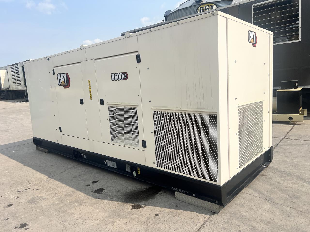 600 KW Caterpillar #D600GC, diesel generator set, 277/480 Volts, 1/3 phase, C18 engine, sound attenuated - Image 3