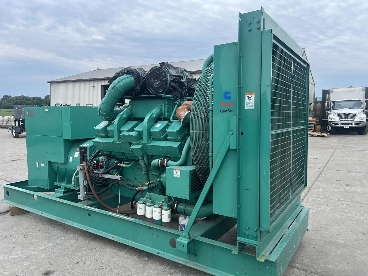 750 KW Cummins/Onan #750DFJA, diesel generator set, 277/480 Volts, 3 phase, KTA38-G1 engine, skid mounted - Image 4