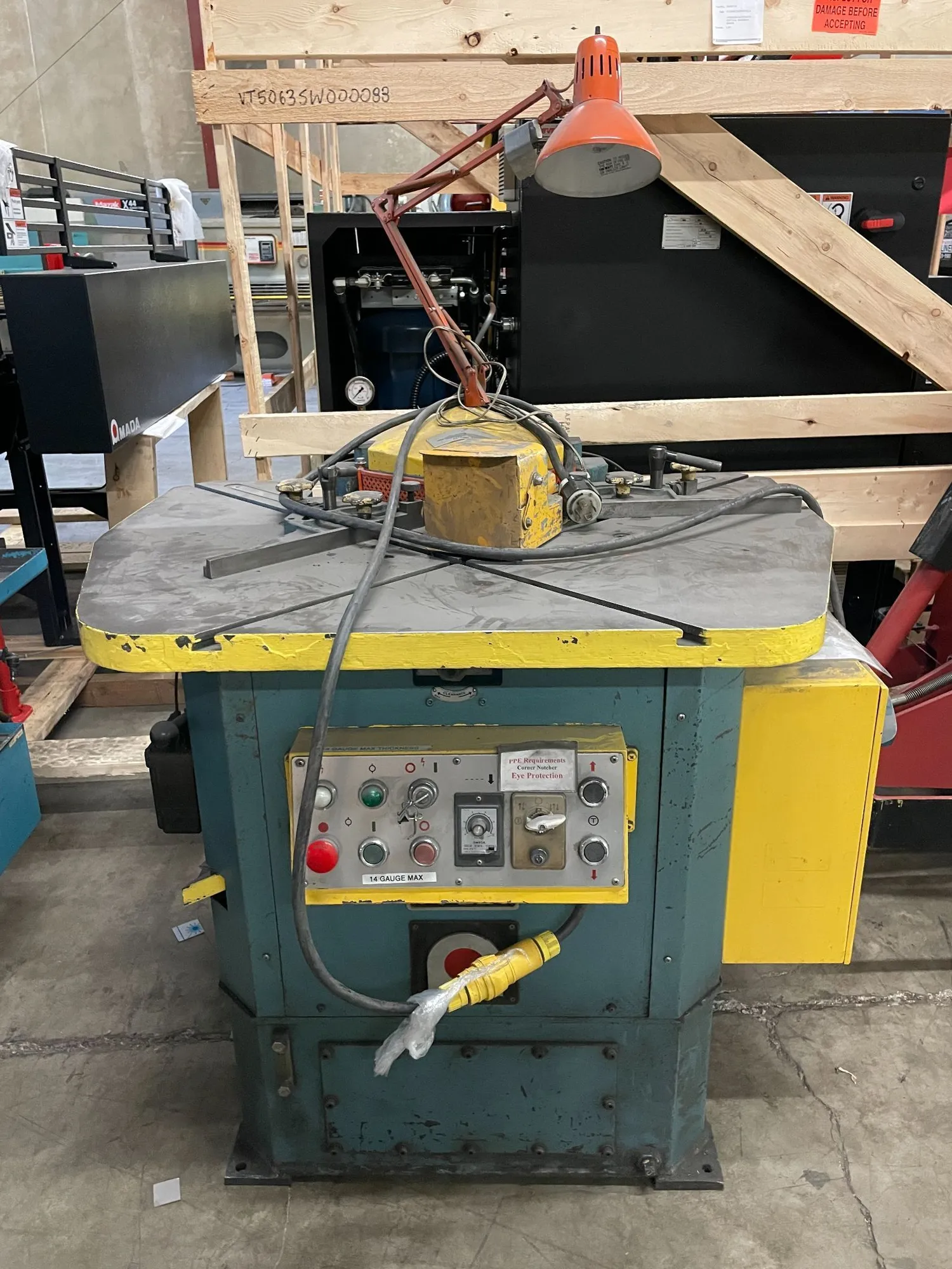 1/8" x 8-5/8" x 8-5/8" Amada #CS-220, hydraulic corner notcher, 10 Ton, 36 SPM, 7/8" stroke, 1,000 psi - Image 1