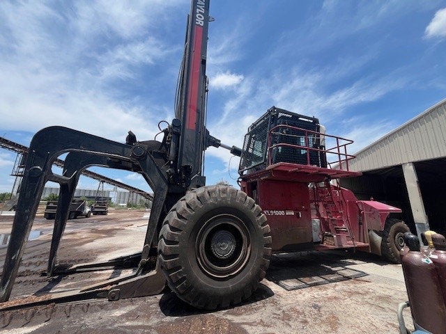 100,000 lb. Taylor #XLS1000, diesel log stacker, 24' rigid mast, log clamp w/ kickers, 48" load center - Image 5