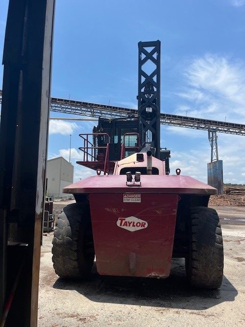 100,000 lb. Taylor #XLS1000, diesel log stacker, 24' rigid mast, log clamp w/ kickers, 48" load center - Image 6