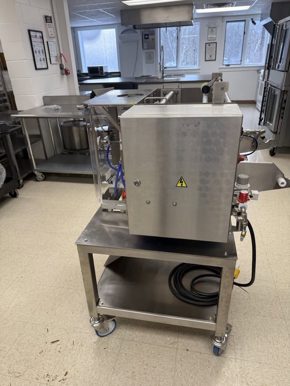 WeighPack #VersaPak, Vertical Form Fill Seal Machine, 6" bag width, 6" x 8" & 6" x 12" bags, 7" touchscreen - Image 4