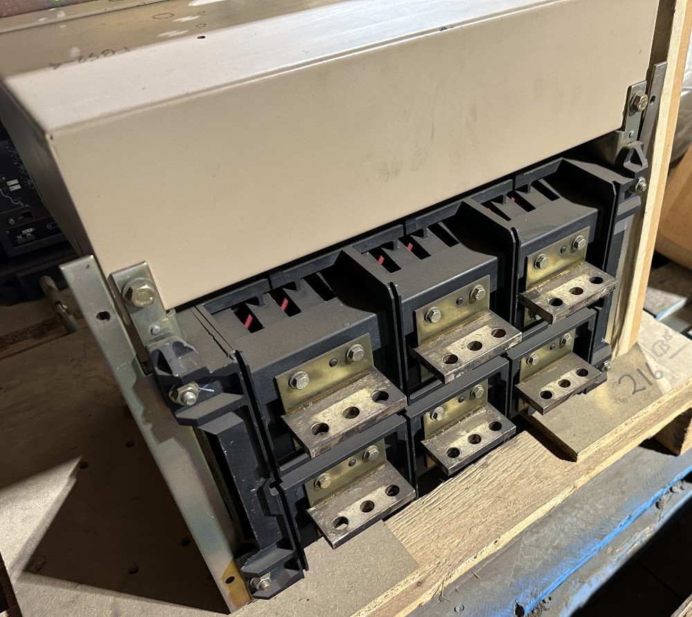 Merlin Gerin Masterpact M12 H2, 800A Sensor, 3-Pole, Draw-Oit Air Circuit Breaker, Electronic Trip Unit - Image 4