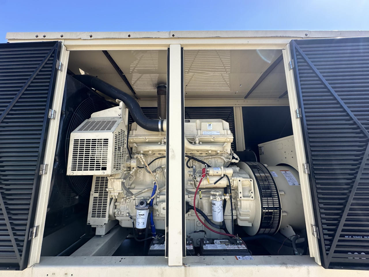 300 KW Kohler #300REOZDD, diesel generator set, 277/480 Volts, Detroit Diesel Series 60 engine, enclosed - Image 2