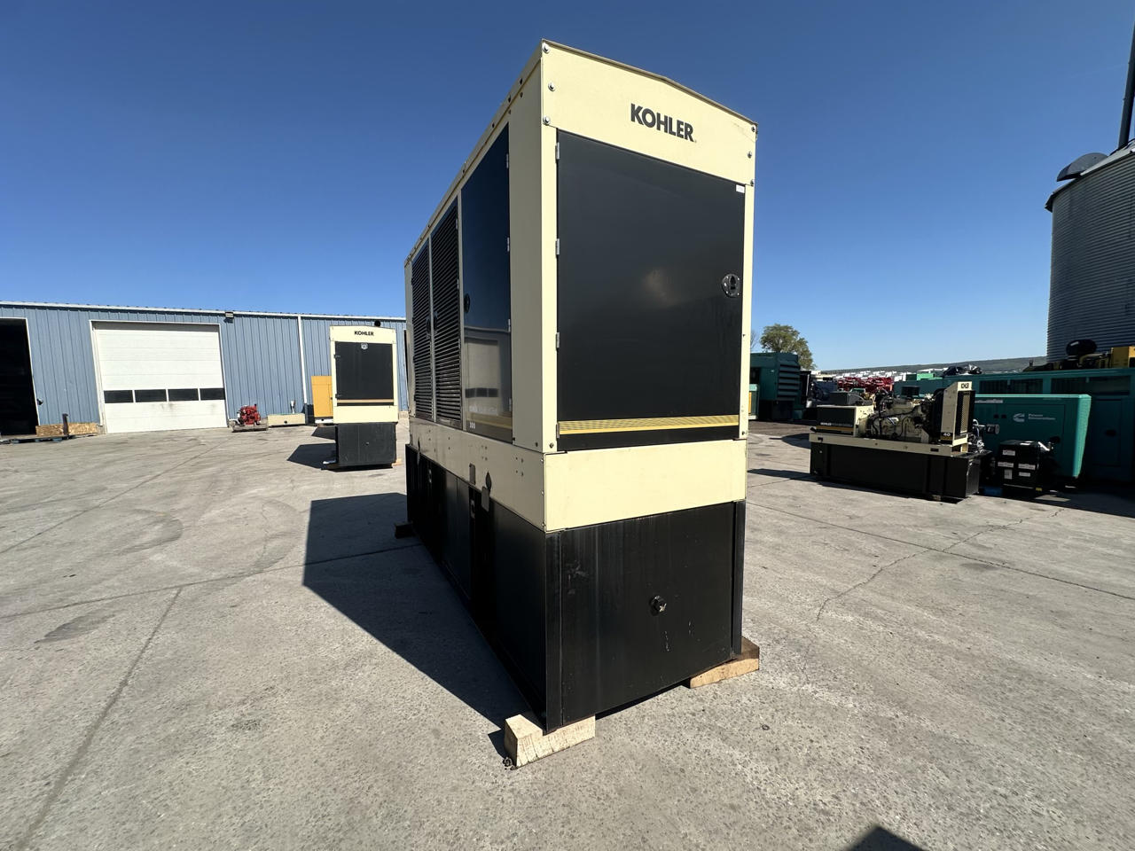 300 KW Kohler #300REOZDD, diesel generator set, 277/480 Volts, Detroit Diesel Series 60 engine, enclosed - Image 5