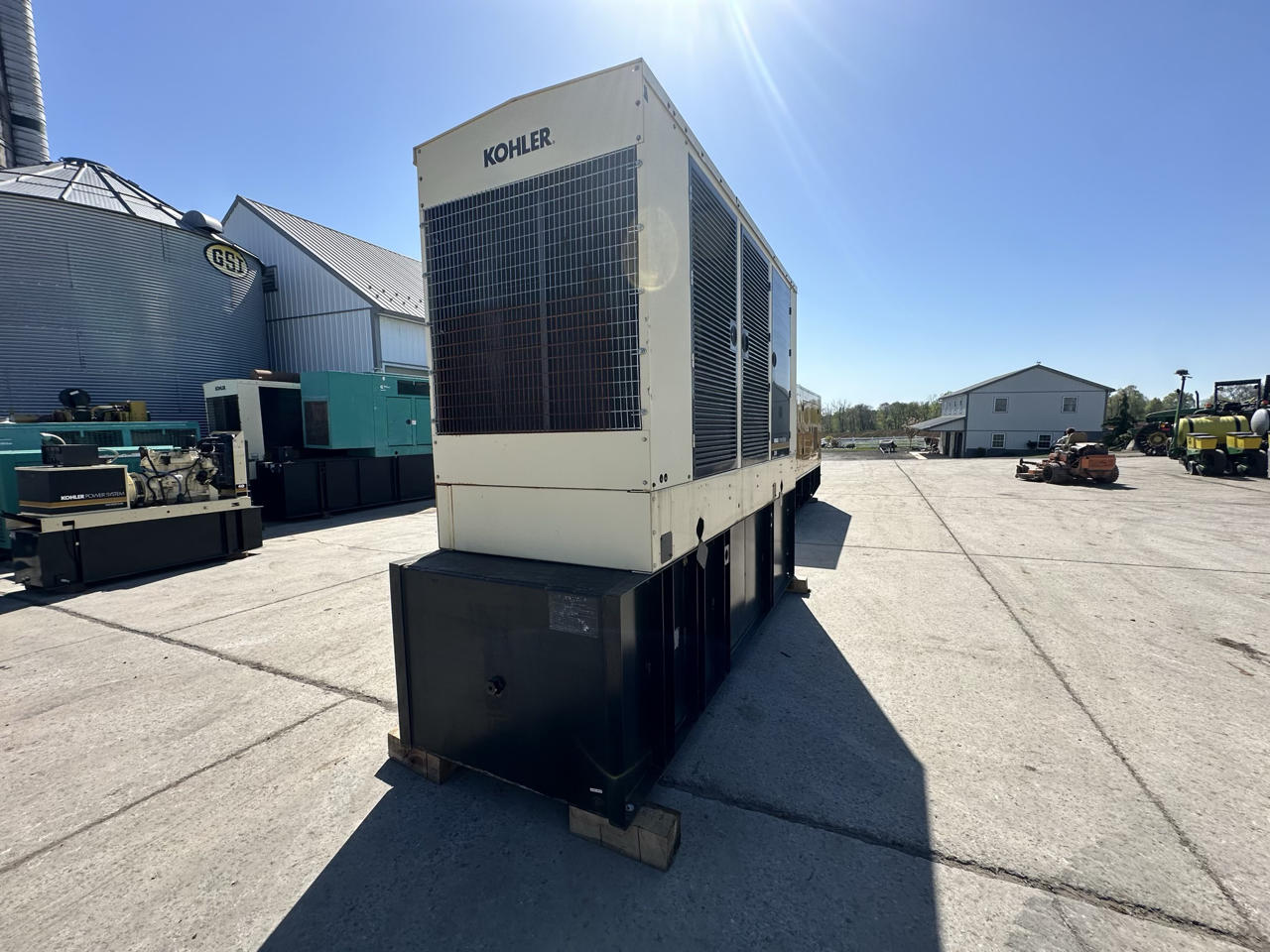 300 KW Kohler #300REOZDD, diesel generator set, 277/480 Volts, Detroit Diesel Series 60 engine, enclosed - Image 6