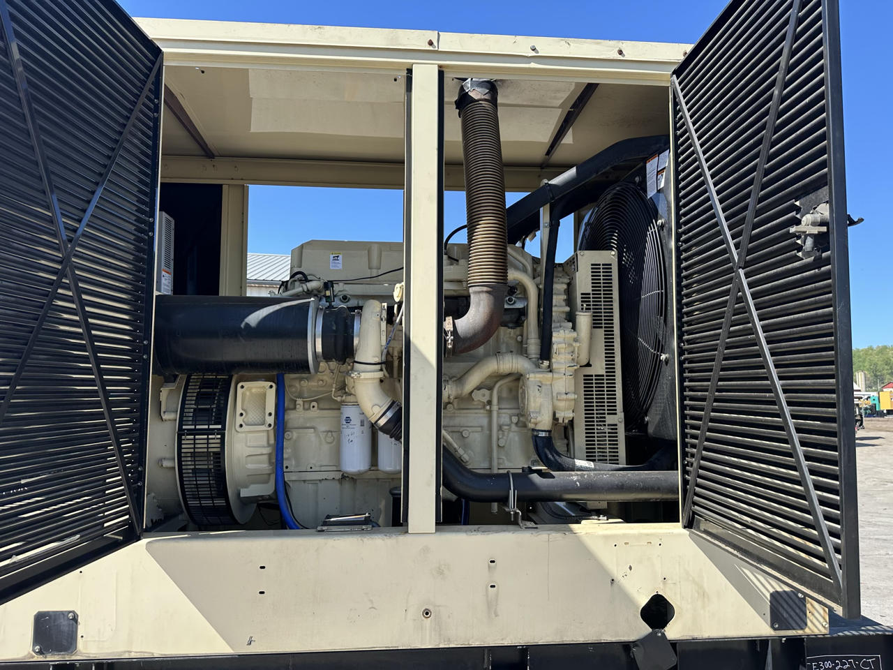 300 KW Kohler #300REOZDD, diesel generator set, 277/480 Volts, Detroit Diesel Series 60 engine, enclosed - Image 8