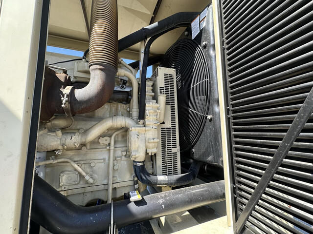 300 KW Kohler #300REOZDD, diesel generator set, 277/480 Volts, Detroit Diesel Series 60 engine, enclosed - Image 9