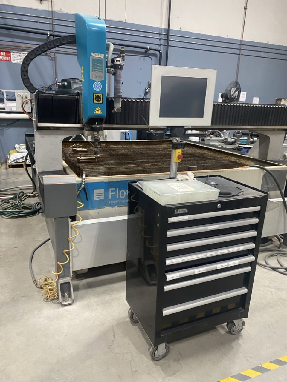 Flow #Mach-2020C, CNC waterjet, 6.6' x 6.6' table, 30 HP pump, 60,000 PSI, 6" Z, 500 IPM cutting, 800 IPM - Image 2