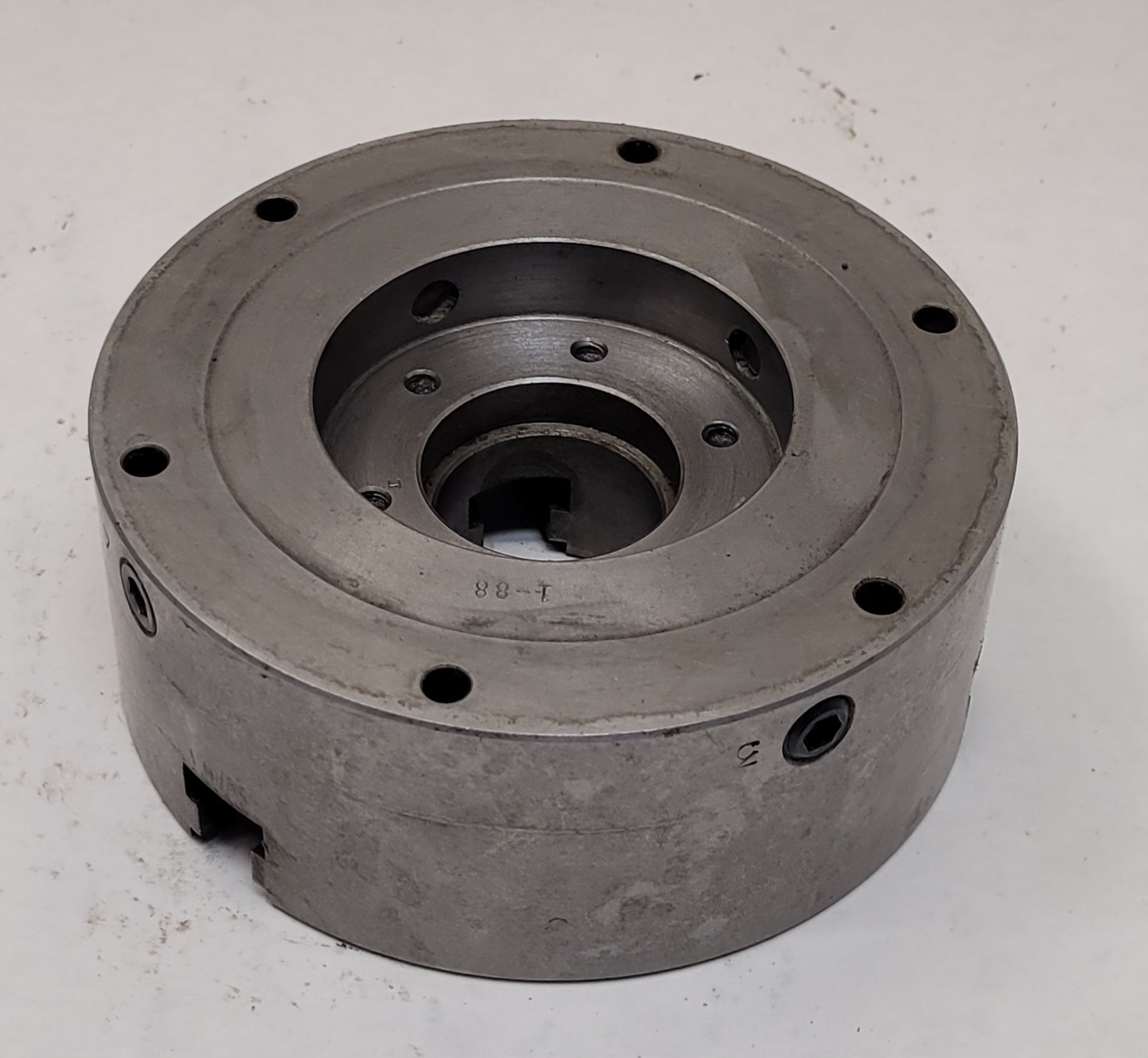 6" Buck #2063R, 3-jaw self-centering scroll lathe chuck, flat back, 1-1/2" thru hole, 3000 RPM, w/ chuck key - Image 8