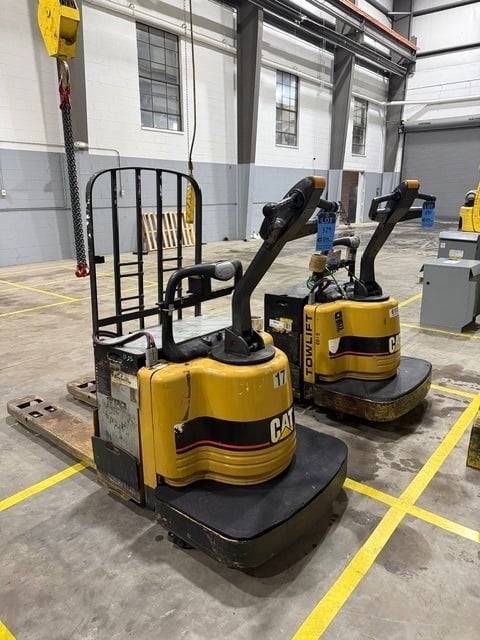 6,000 LB Caterpillar Towmotor, walk behind electric pallet lifter, 49" forks, 24 V. industrial battery (2 - Image 7