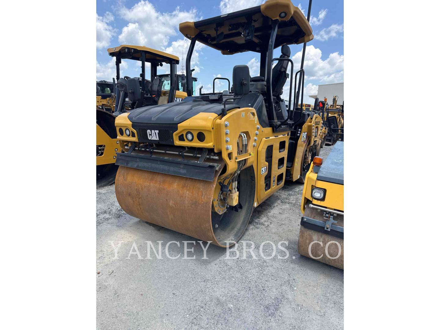 Caterpillar CB702, Compactor, 67 hours, S/N: M5R00395, 2024 - Image 1