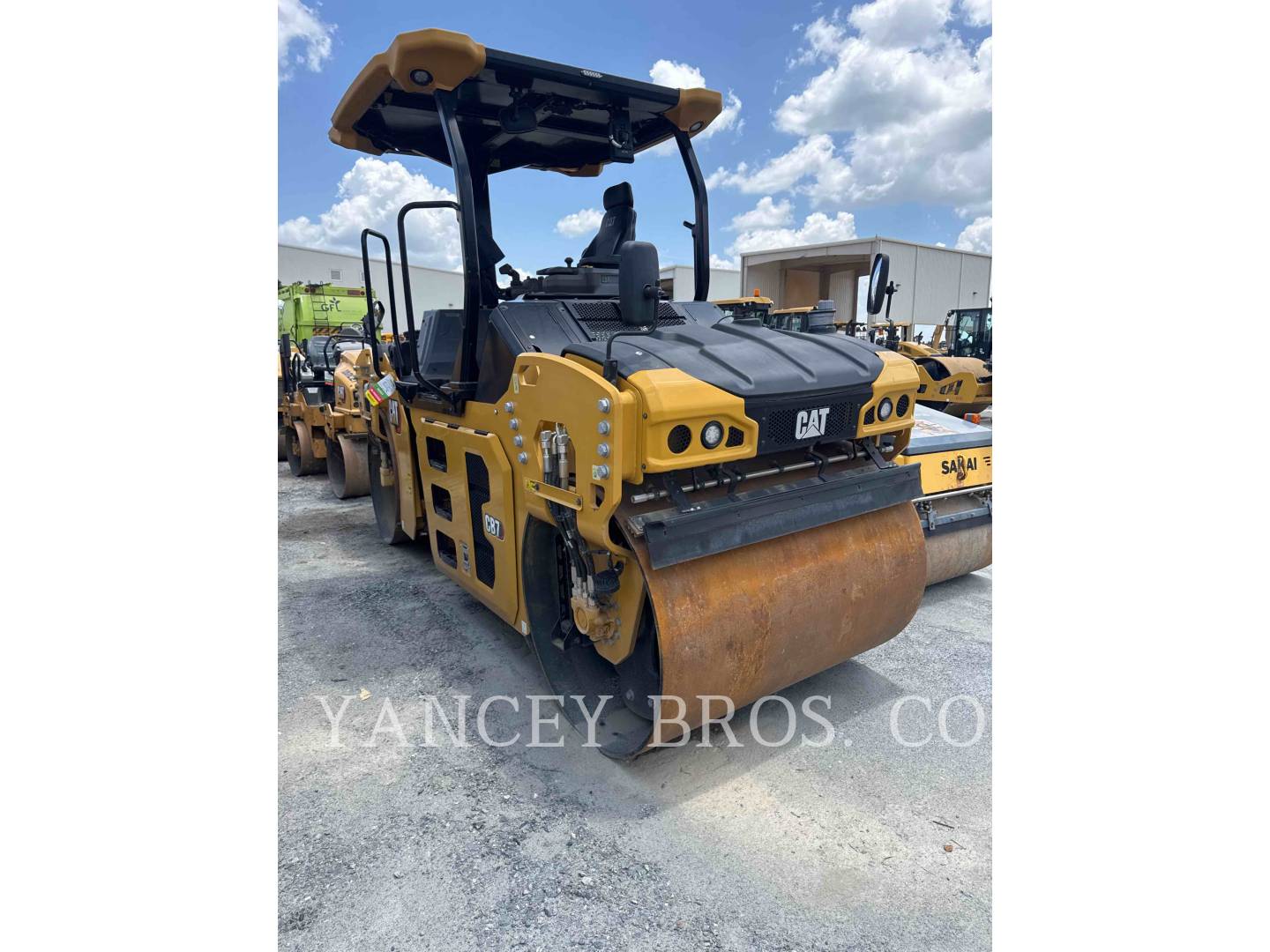 Caterpillar CB702, Compactor, 67 hours, S/N: M5R00395, 2024 - Image 2