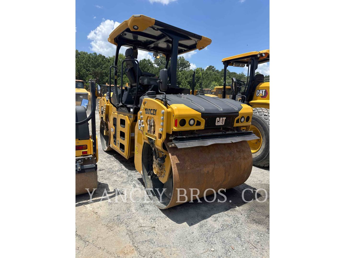 Caterpillar CB702, Compactor, 67 hours, S/N: M5R00395, 2024 - Image 4