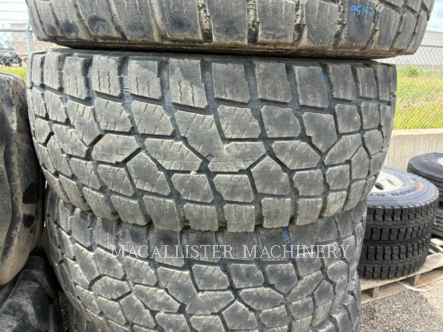 Non-Cat Attachments 20.5R25, - Image 3