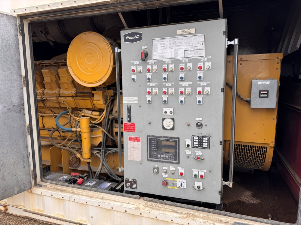 1000 KW Caterpillar #3512, standby diesel generator set, 347-600 Volts, 1999 - Image 3