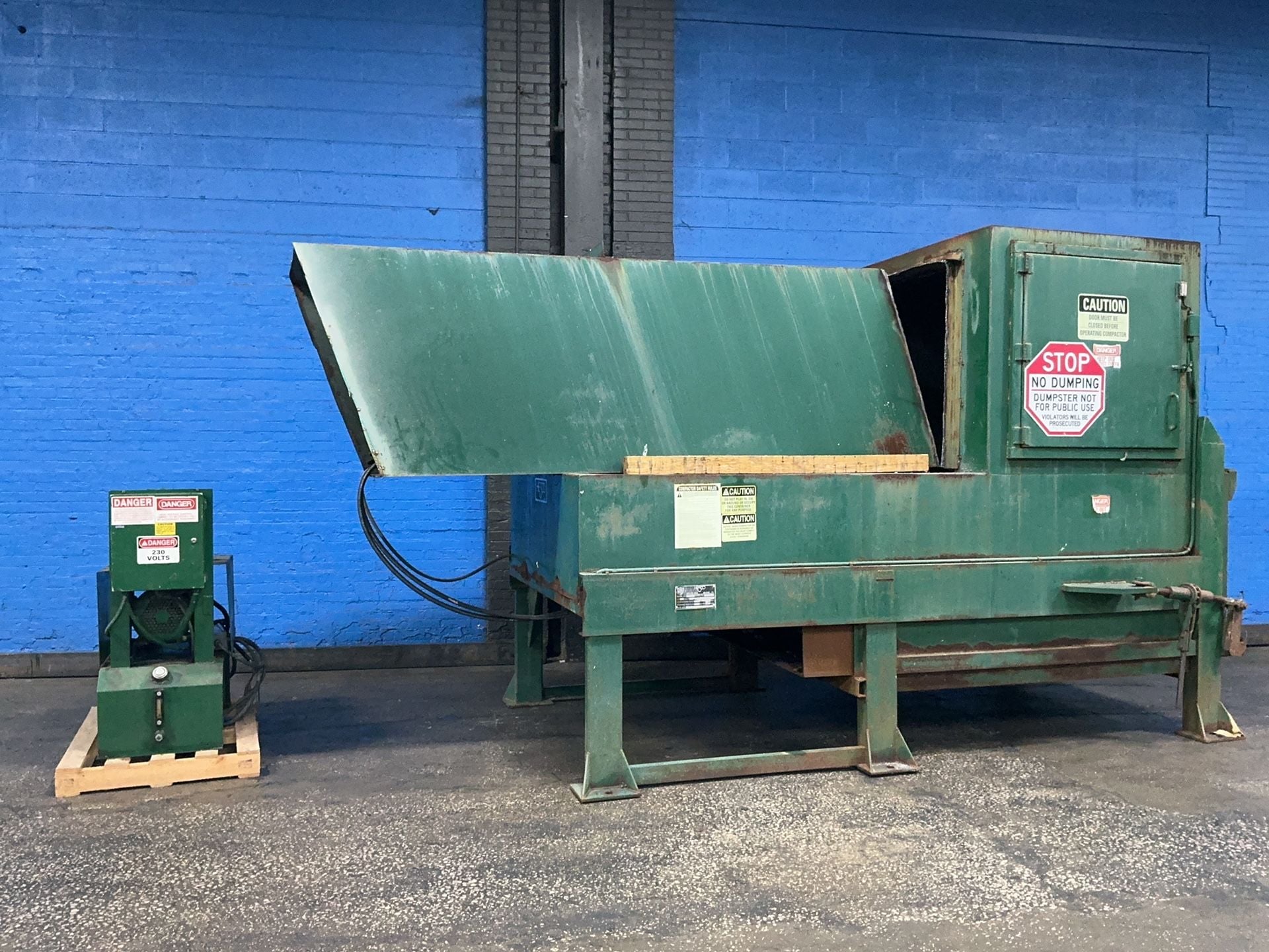 Hesco #H:300, trash compactor, 35" x 35" capacity, 10 HP, 1800 RPM, 440 V., 3 Ph., 2001 - Image 3