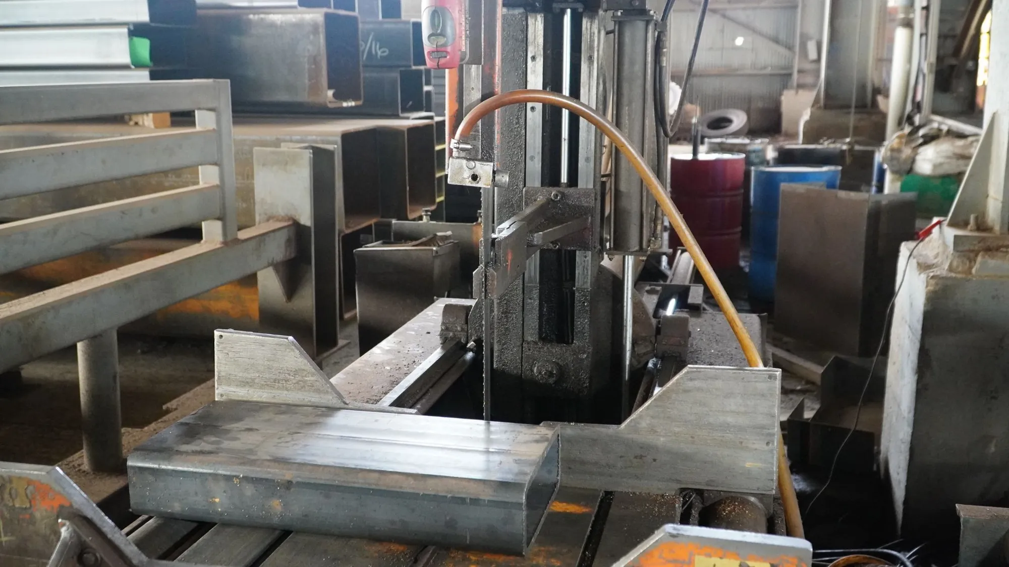 20" x 24" HEM #V130HM, semi-automatic vertical tilt frame band saw, 19' x 1.5" blade, 10 HP, 1999 - Image 4