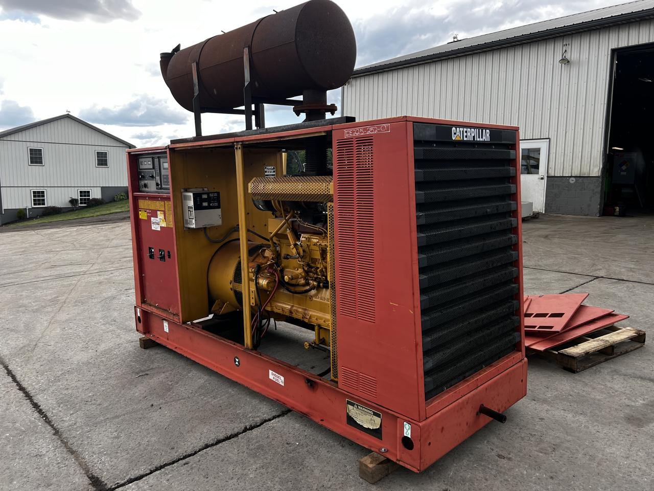 225 KW Caterpillar #SR4, diesel generator set, 3306 DI engine, 120/208 Volts, 1/3 phase, enclosed w/ muffler - Image 2