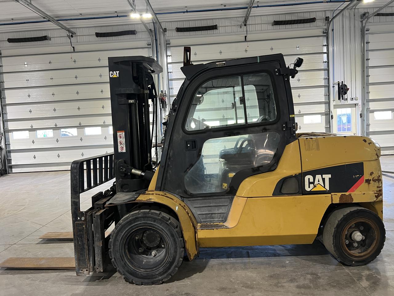 12,000 lb. Caterpillar #DP55N1, diesel forklift, 42" forks, triple stage mast, side shift, fork positioner - Image 2