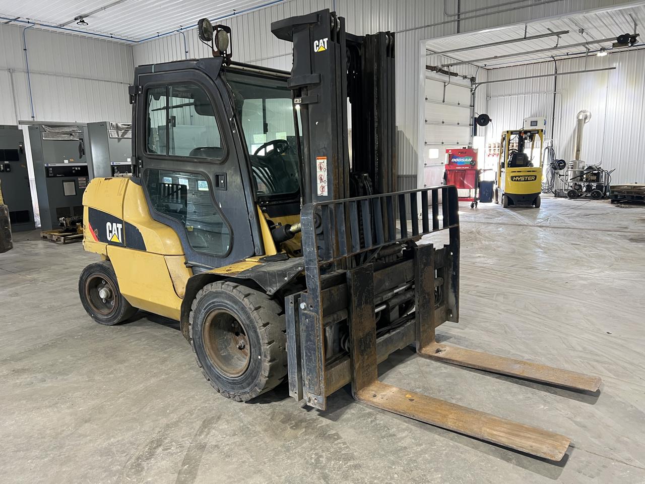 12,000 lb. Caterpillar #DP55N1, diesel forklift, 42" forks, triple stage mast, side shift, fork positioner - Image 6