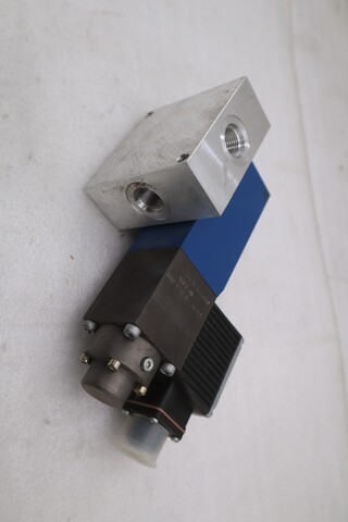 Rexroth r900948803 proportional valve dbee6-11/100g24k31m - stock gf545 - Image 4