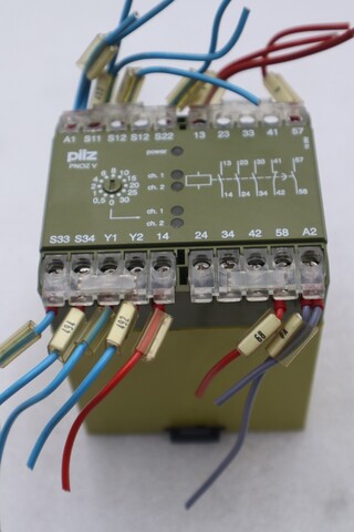 Pilz safety relay 474790 pnoz v 30s 24 v dc pnozv30s24vdc stock k-3831 - Image 1