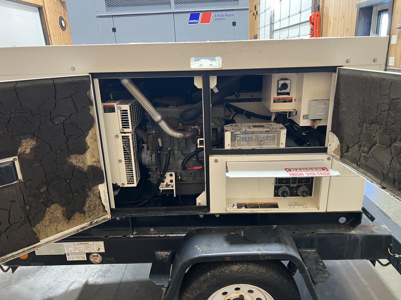 26 KW Multiquip Power #DCA-25SSIU2, diesel generator set, 1/3 phase, Isuzu engine, trailer mounted, voltage - Image 5
