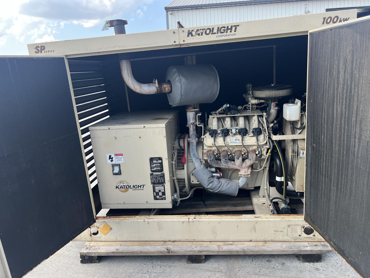 100 KW Kato light #100FPG4, NG/LP generator set, 120/208 Volts, 1/3 phase, 8.1L PSI engine, enclosed, 114 - Image 5